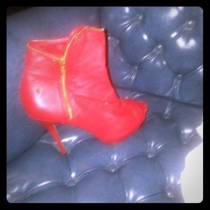 Red side zip boot